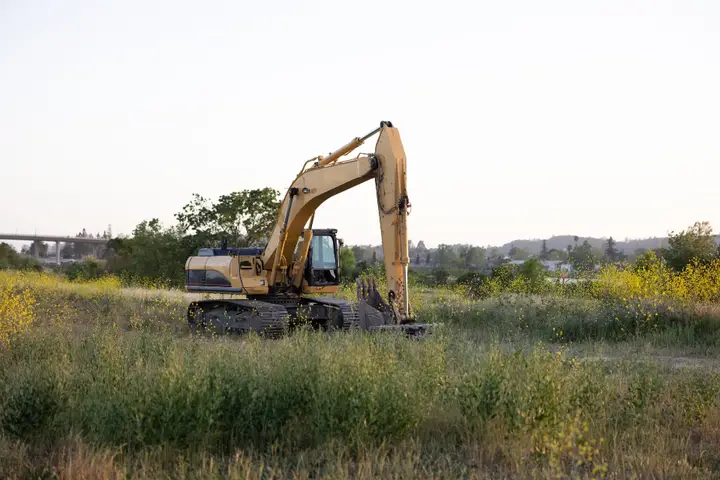 Excavadora amarilla en un terreno despejado