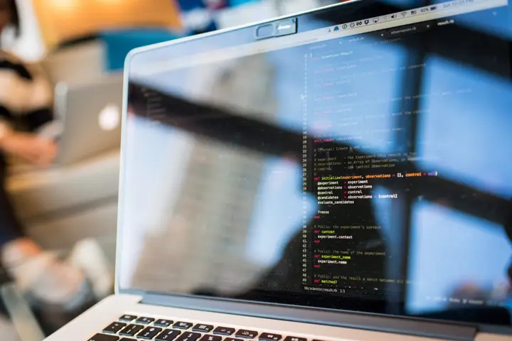 Persona programando en un portátil